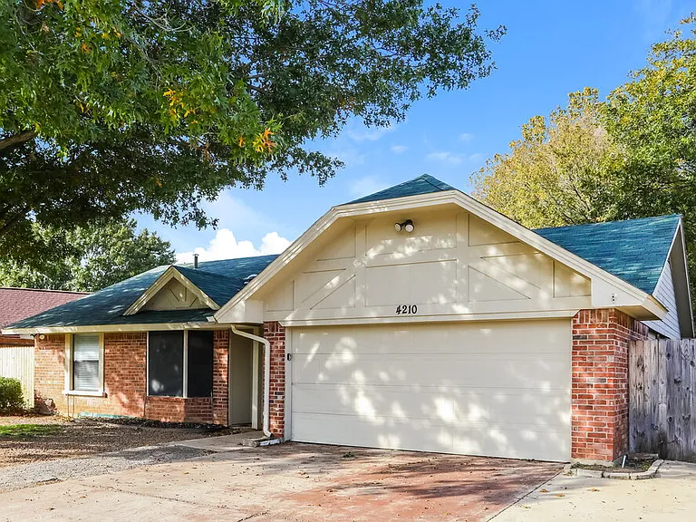 4210 Glen Hollow Cir — Photo 3