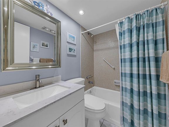 4th image of 745 SE 19th Avenue #138