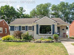 28491 N Clements Cir, Livonia, MI 48150