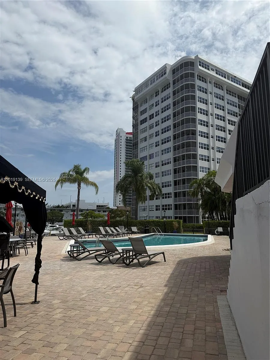 Building Photo - 100 Golden Isles Dr #313