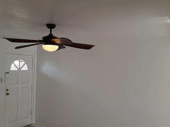 Beautiful ceiling fan, Living Room & Windowed front door