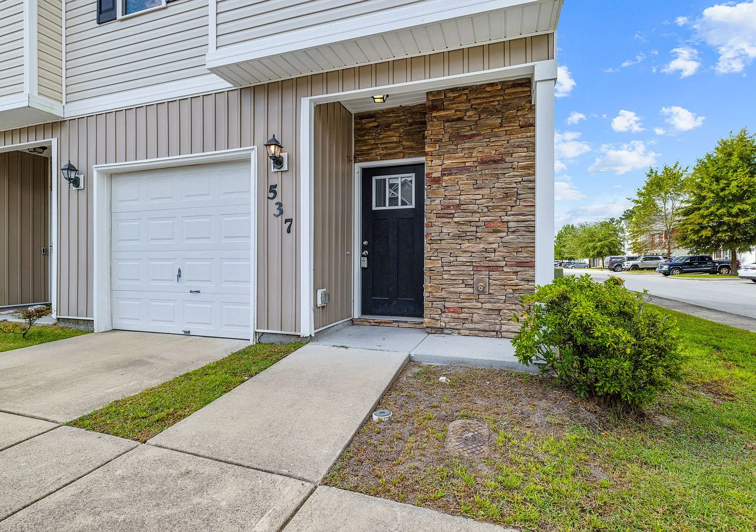 Charming 3-Bedroom Townhome — Photo 3