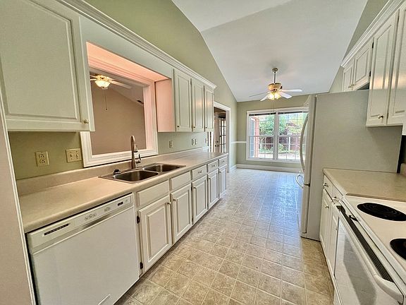 3rd image of 129 Kings Grant Ln