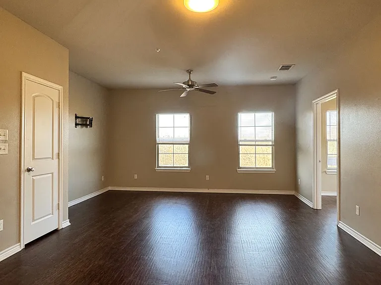 Bellwood Lake Apartments — Photo 5