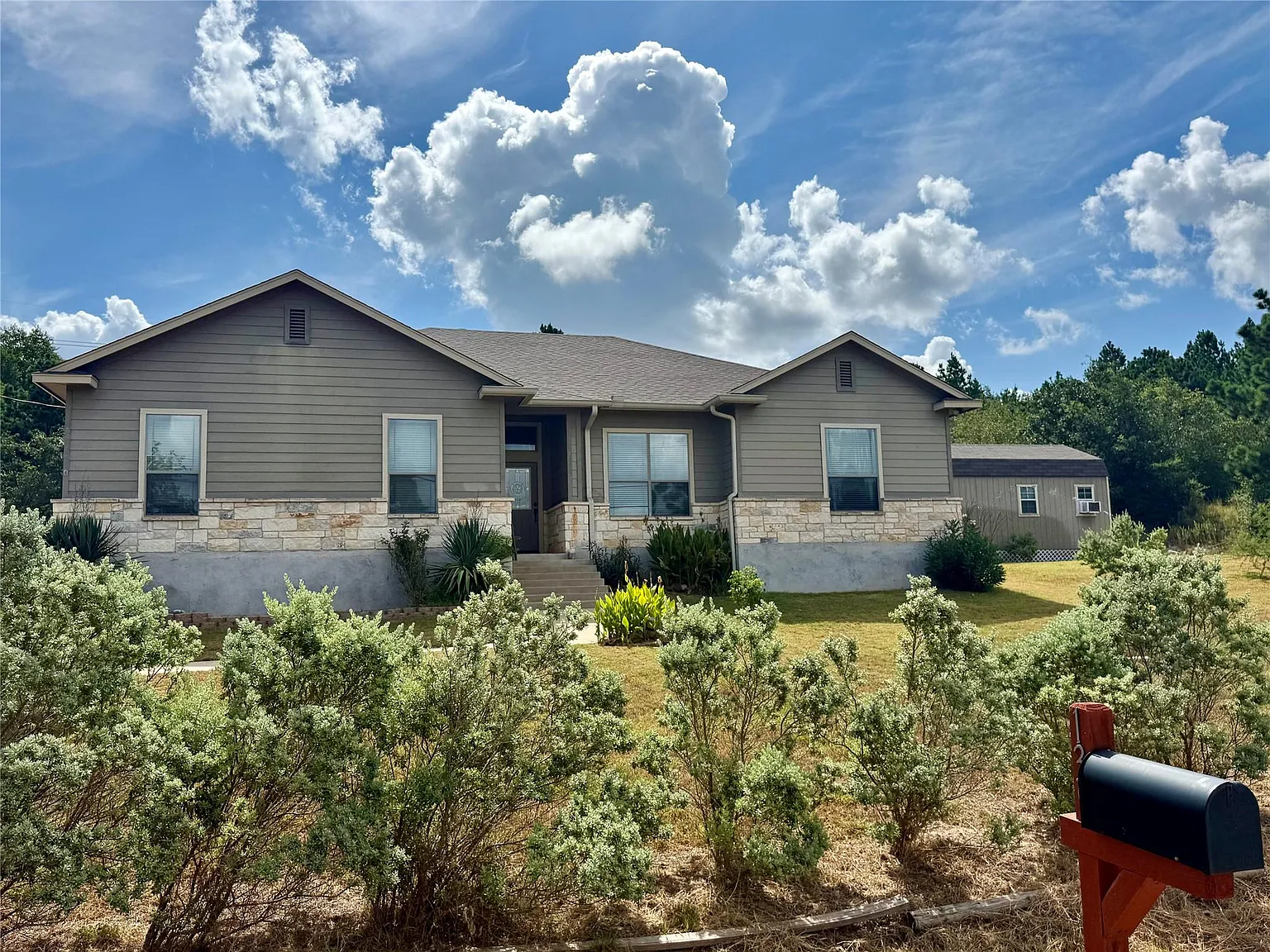 4 bed, 2.0 bath, 1717 sqft, $2,250 — Photo 1