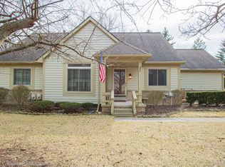 2569 Maple Forest Dr, Wixom, MI 48393