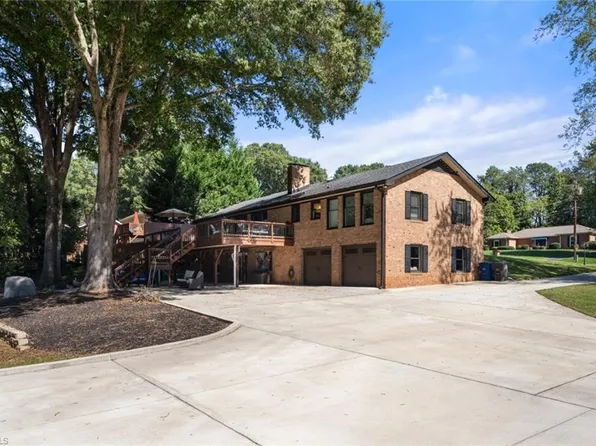5750 Novack St, Winston Salem, NC 27105