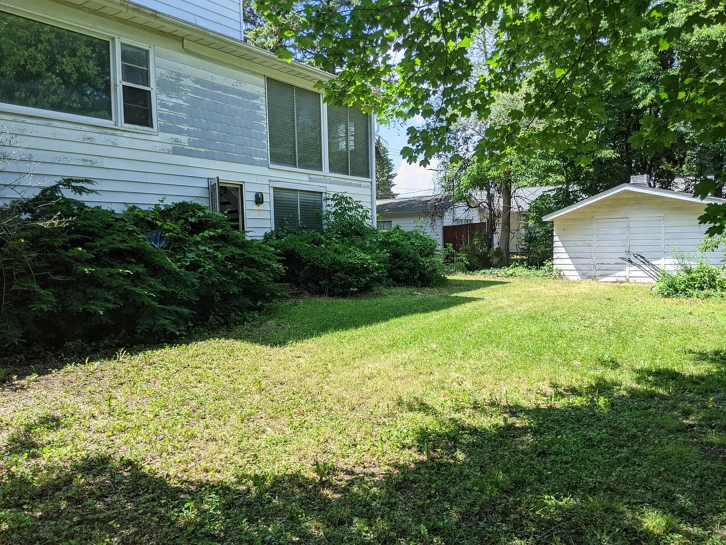 436 Russell Rd - 4 Bedroom Home — Photo 3