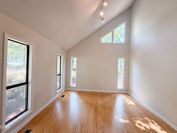 3rd image of 203 Laurie Ln