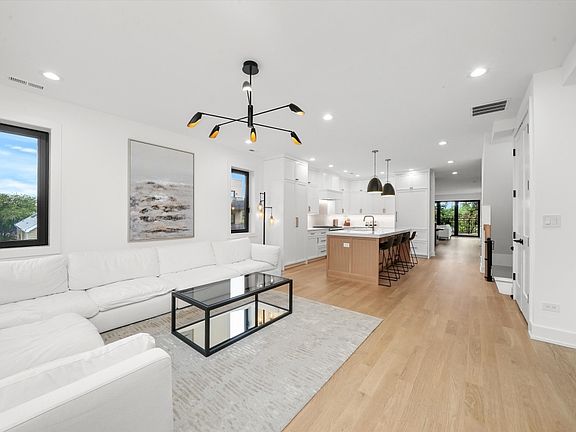 4th image of 1341 W Wrightwood Ave #3