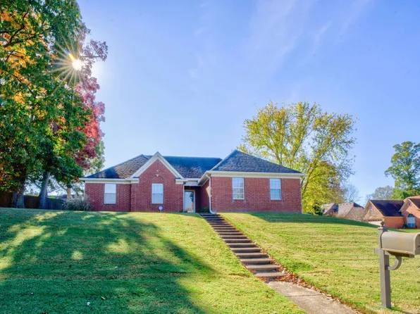 10 Oaksedge Dr, Oakland, TN 38060