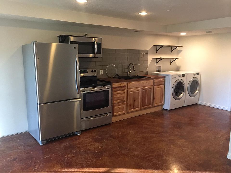 Full kitchen (sink has disposal)