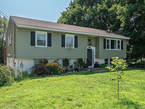 3rd image of 10 Lakeview Court