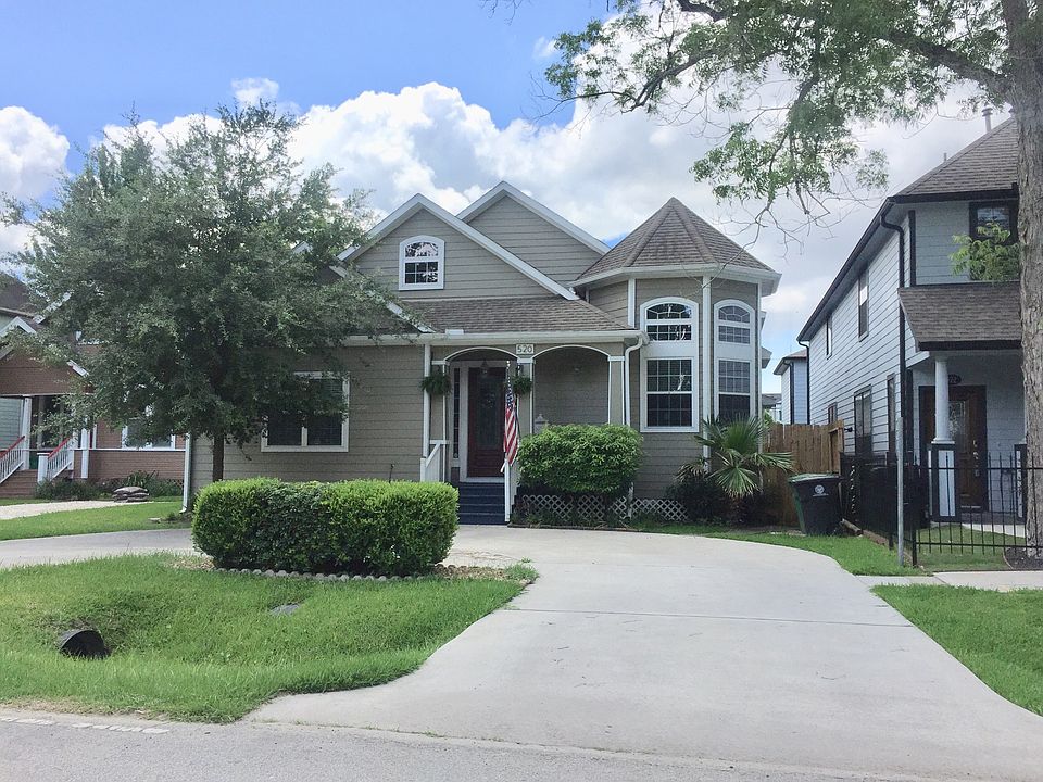 Curb appeal w/ circle drive