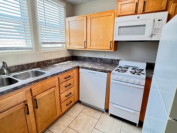4th image of 927 S 14th St #2