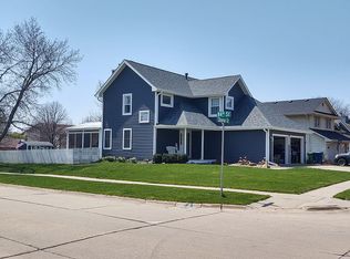 8400 Sharon Cir, Urbandale, IA 50322
