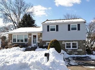 370 Heathcliffe Rd, Huntingdon Valley, PA 19006