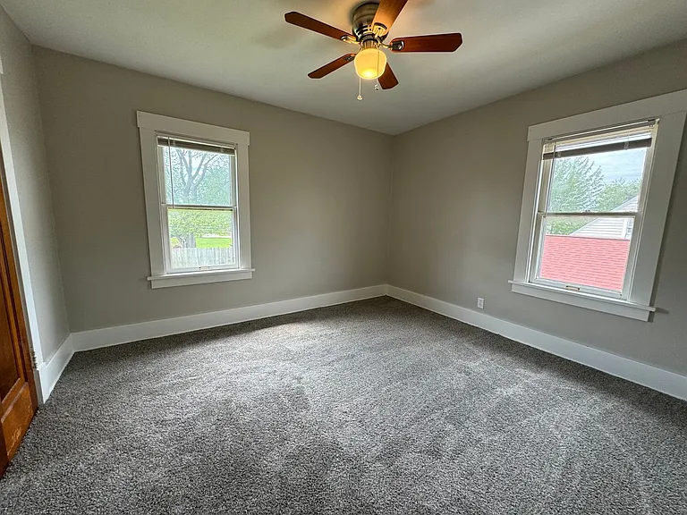 220 John St — Photo 17