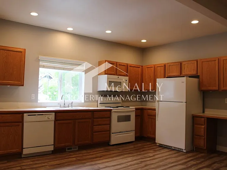 7403 Larkspur Ct — Photo 3