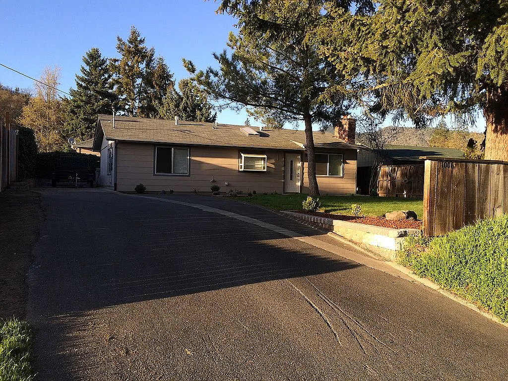 1006 NW Bellevue Pl photo 1