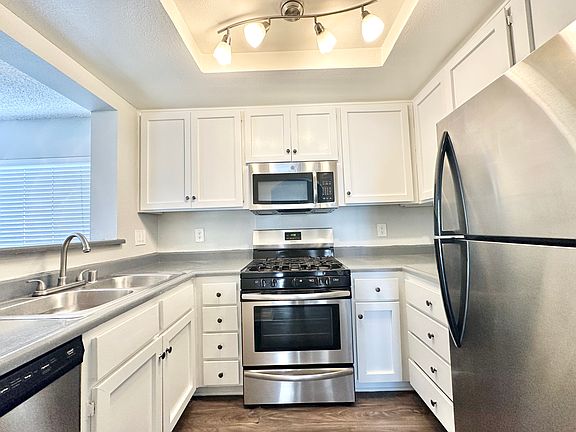 2nd image of 1229 N Mansfield Ave #405A