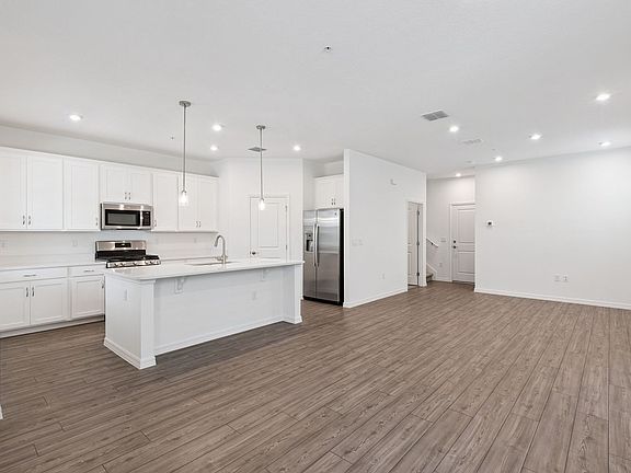 5th image of 523 Orient Ave