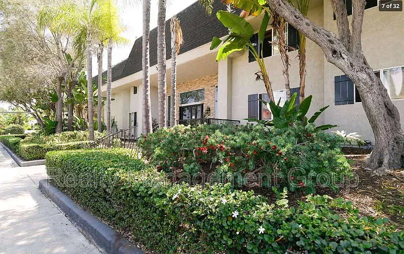 2 bed, 2.0 bath, 980 sqft, $3,095 — Photo 2