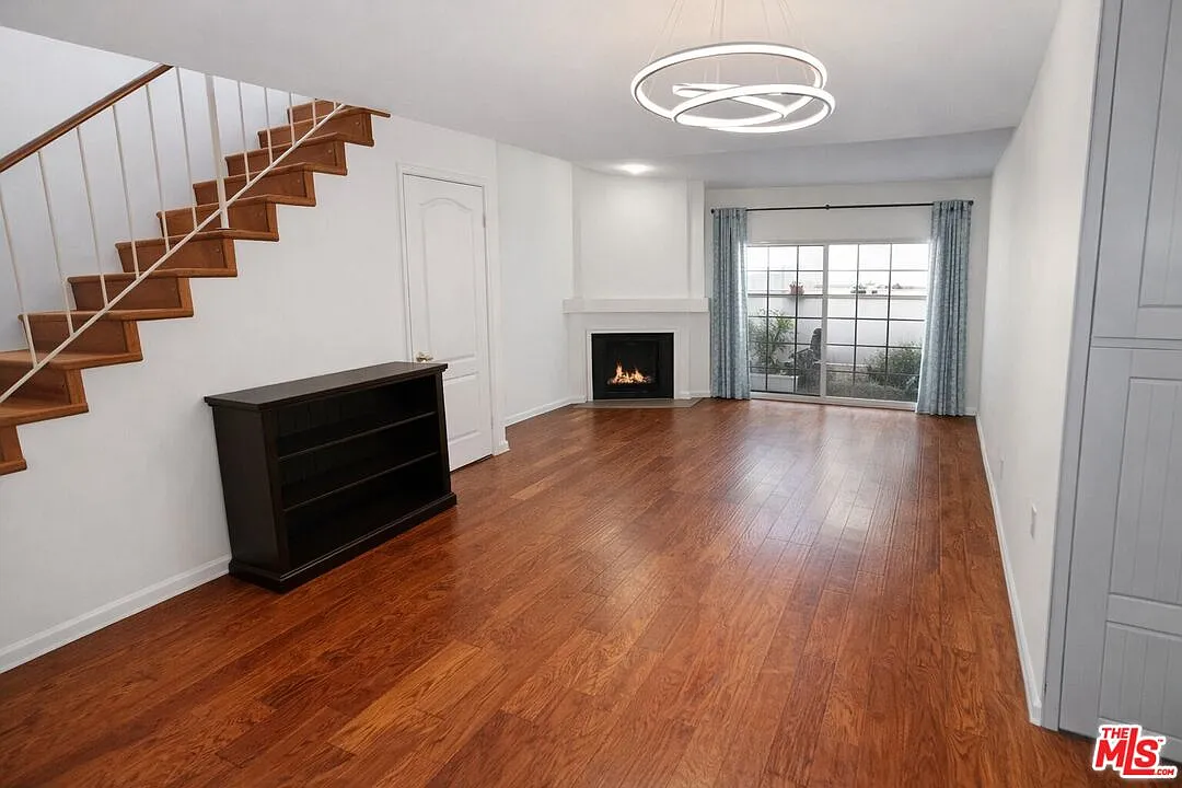 Building Photo - 11110 Camarillo St #124