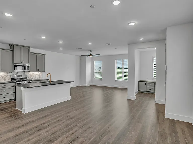 855 Lennox Dr — Photo 4