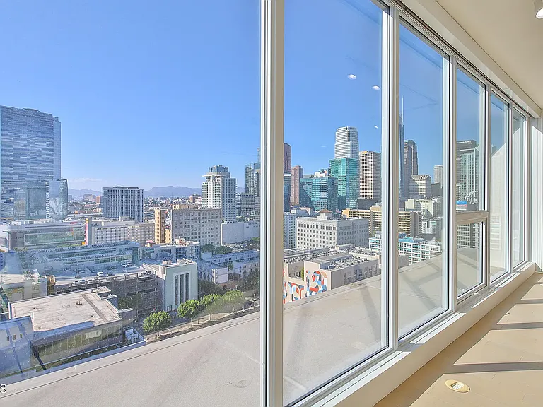 1050 S Grand Ave #2001 — Photo 3