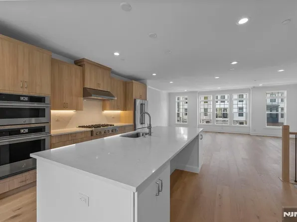 4 Goldfinch Dr, Upper Saddle River, NJ 07458