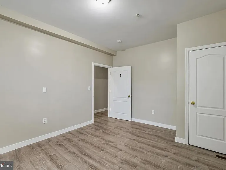 302 V St NE — Photo 9