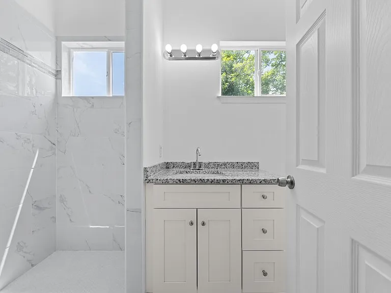 323 Gabriel St #202 — Photo 21