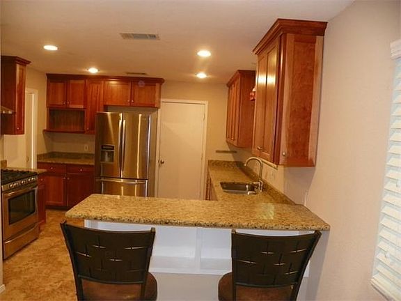 3rd image of 2206 Oakridge Dr