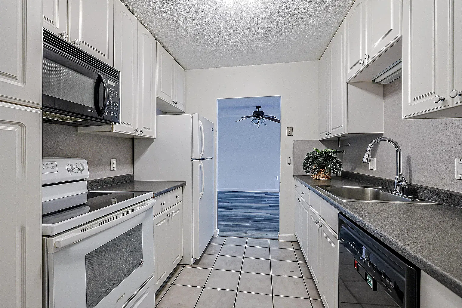 2 bed, 958 sqft, $2,400 — Photo 3