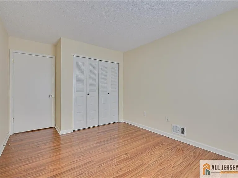 69 Amberly Ct — Photo 15