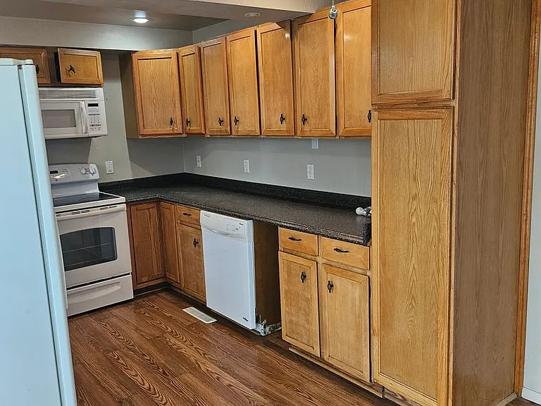 3808 Elmwood Cir — Photo 10