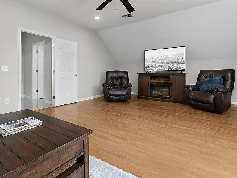 216 Eastpark Dr — Photo 54