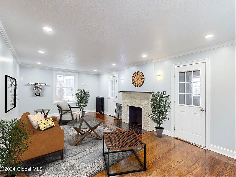 2nd image of 1073 Maryland Avenue