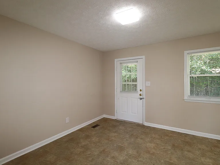 212 Foxwood Dr — Photo 5
