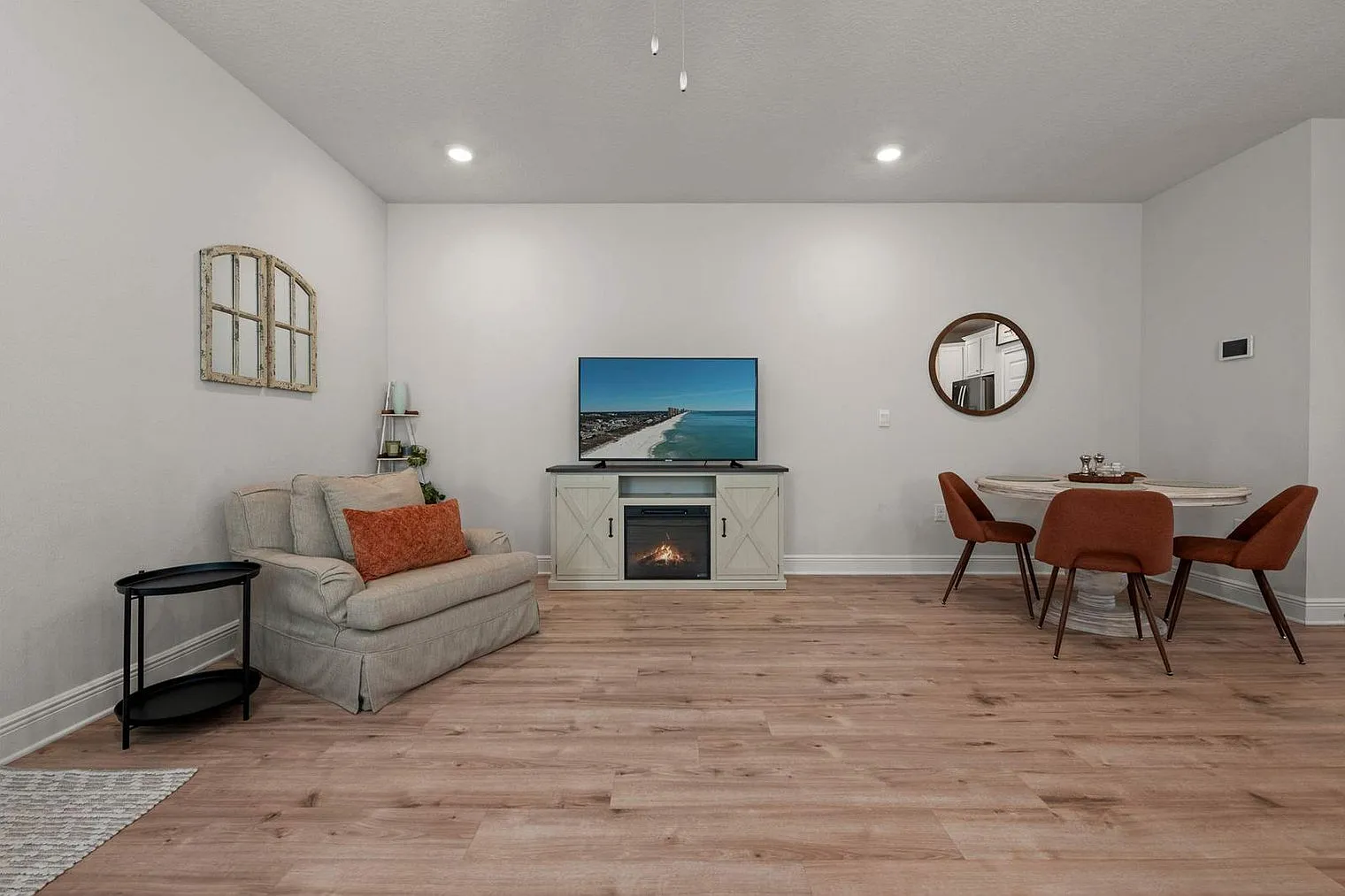 3 bed, 2.0 bath, 1689 sqft, $3,542 — Photo 4