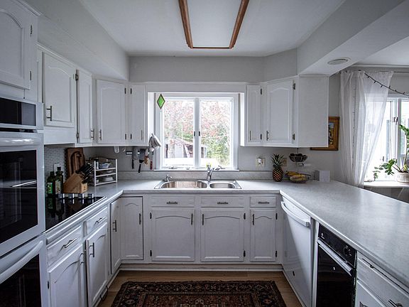 5th image of 2 Shamrock Ct
