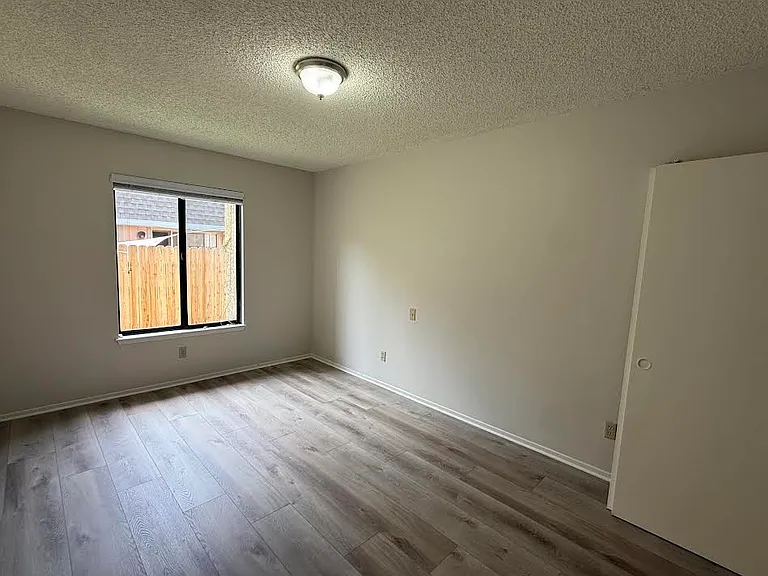 1001 E Cypress Ave — Photo 9