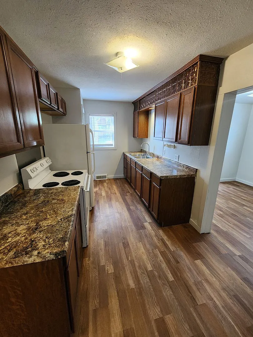 Charming Old-School 4-bedroom Home for Rent! — Photo 4