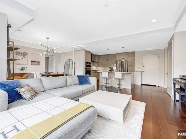 150 Henley Pl APT 202, Weehawken, NJ 07086