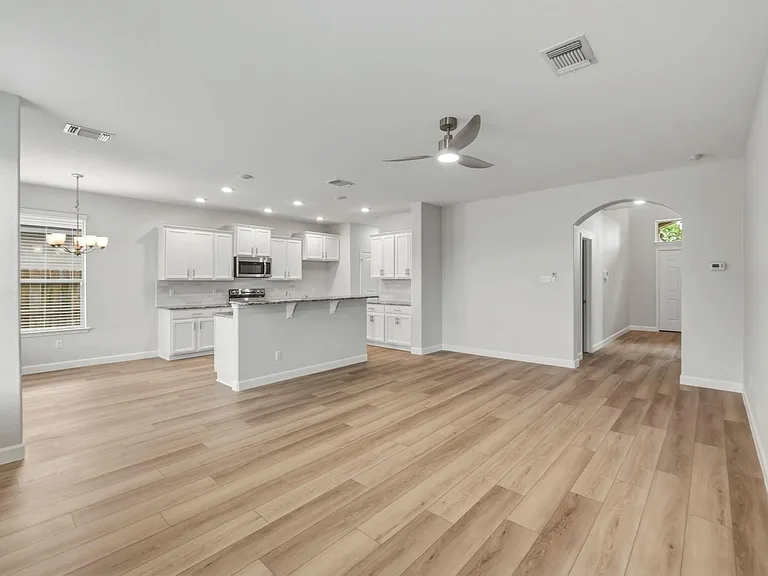 301 Serpentine Ln — Photo 4