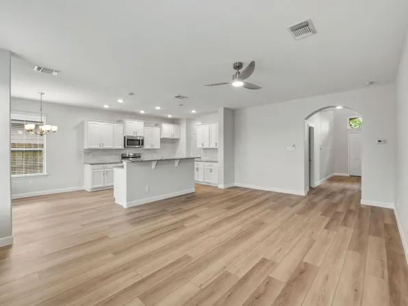 301 Serpentine Ln, Jarrell, TX 76537