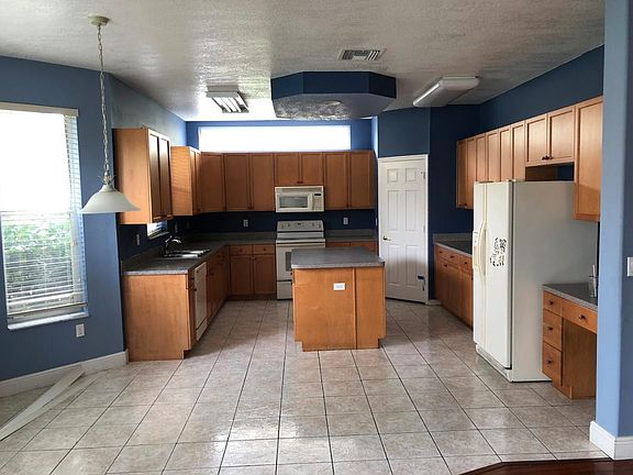 4th image of 2434 Westmont Dr