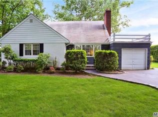 42 Dartmouth St, Garden City, NY 11530