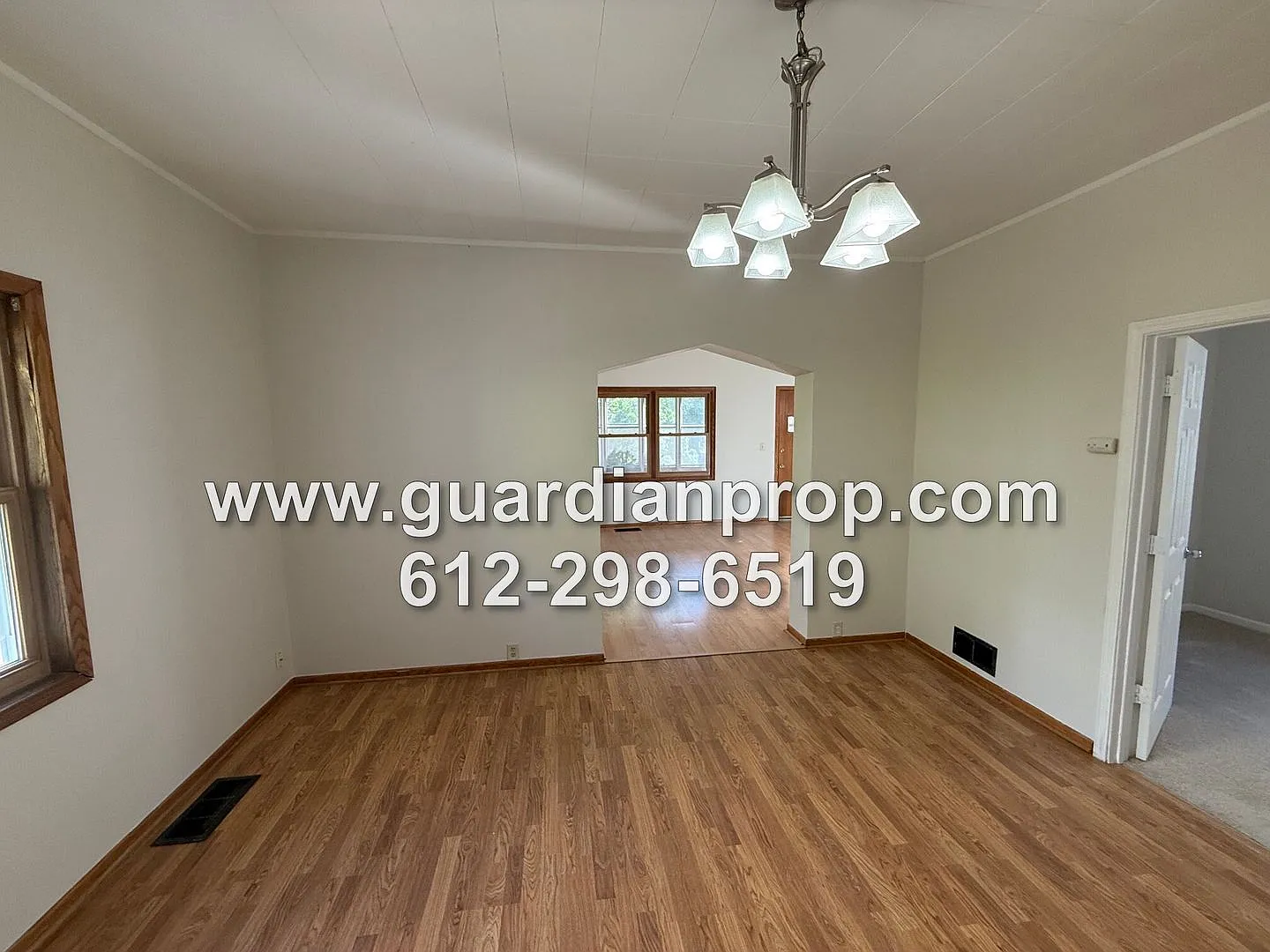 Large House in Hamline Midway Available Now, New Carpet/Flooring, Sunroom w/Fireplace — Photo 3